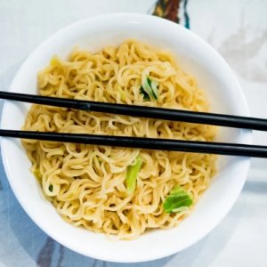 Mie Instan Berapa Kalori? Ini Perbandingan dengan Nasi Putih