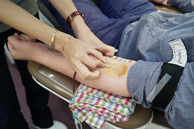 Melakukan donor darah untuk memberi manfaat