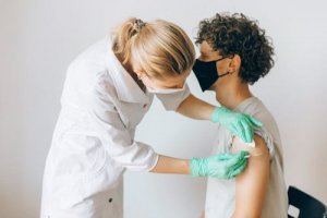Memeriksa pasien hepatitis
