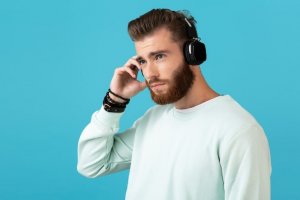 Seseorang menggunakan headset