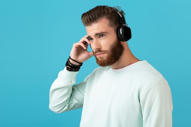 Seseorang menggunakan headset