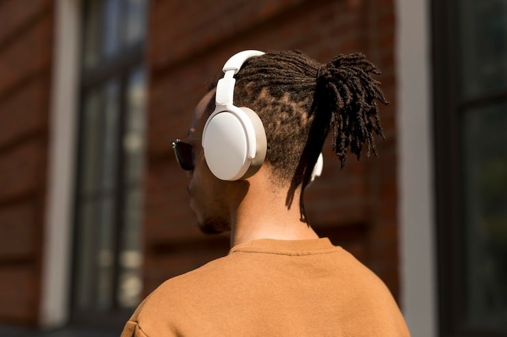 Menggunakan headset over-ear