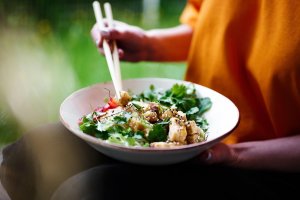 Konsumsi makanan sehat saat musim hujan.