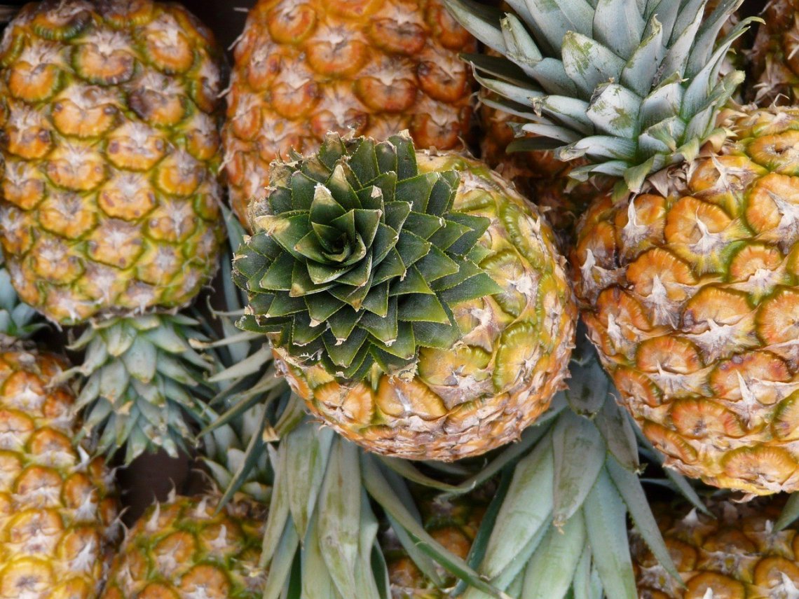 Nanas merupakan bahan untuk membuat cuka nanas.