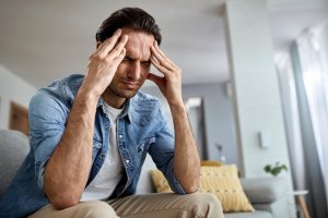 Ilustrasi sakit kelapa karena GERD dan asam lambung.