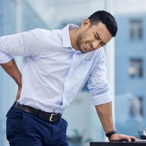 Saraf Kejepit di Pinggang? Penyebab dan Cara Mengatasinya