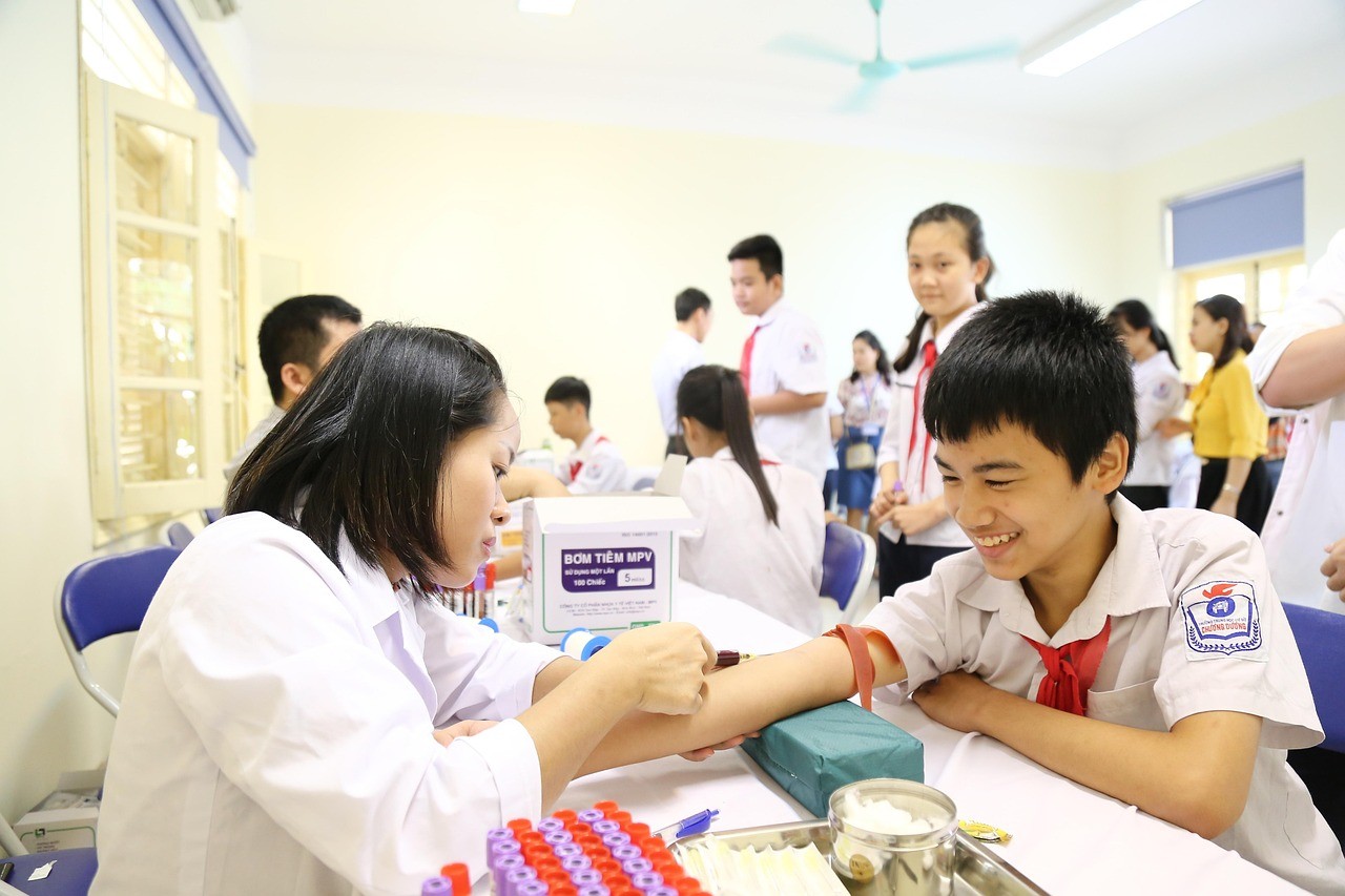 Melakukan tes hematologi untuk deteksi jenis penyakit.