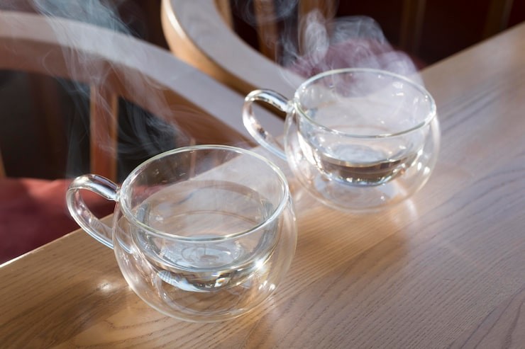 Air hangat dapat mengatasi sakit perut.