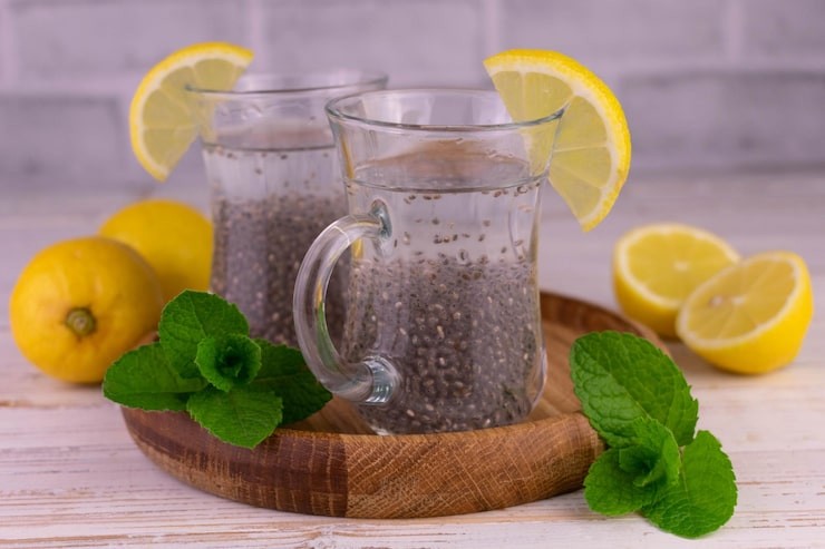 Memanfaatkan daun selasih sebagai minuman sehat.