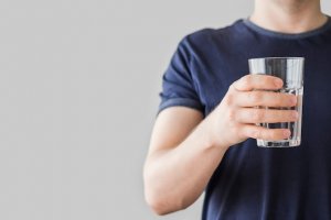 Minum air putih adalah salah satu cara mengatasi kekenyangan.