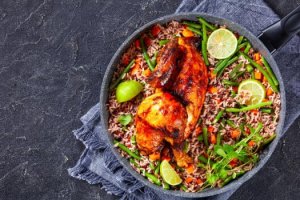 Nasi merah dan ayam bakar untuk menu sahur sehat.