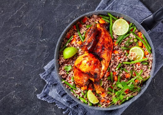 Nasi merah dan ayam bakar untuk menu sahur sehat.