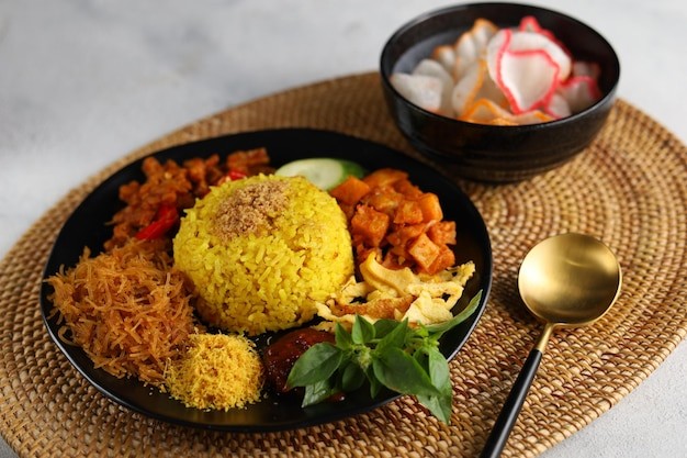 Nasi kuning adalah salah satu makanan khas Samarinda.