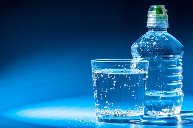 Air mineral adalah minuman sehat untuk buka puasa.