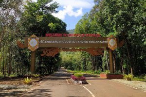 Destinasi Wisata Bukit Taman Hutan Raya Kota Banjarbaru.