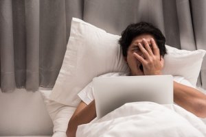 Ilustrasi seseorang kurang tidur.