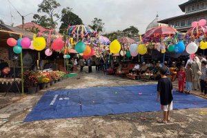 Ilustrasi tradisi Batumbang Apam saat Idul Fitri.