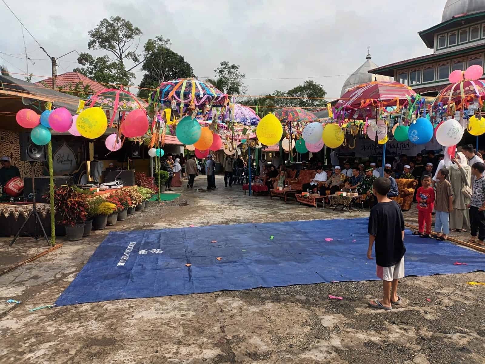 Ilustrasi tradisi Batumbang Apam saat Idul Fitri.