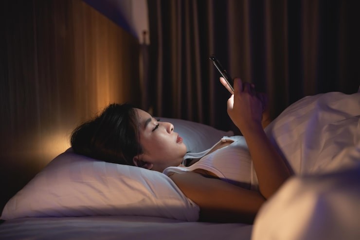 Bermain gadget malam hari membuat kurang tidur.