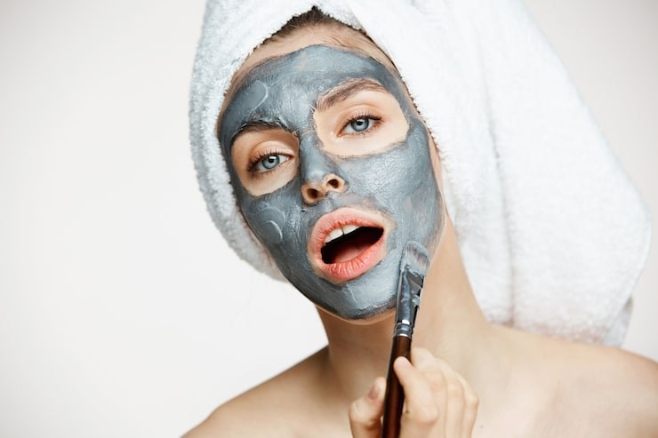 Menggunakan masker alami untuk detox wajah.