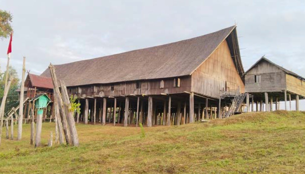 Rumah Adat Betang merupakan salah satu wisata budaya Kalimantan Barat.