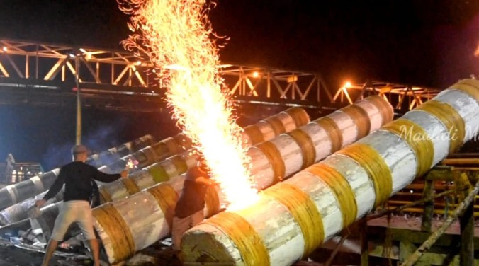 Tradisi unik di Indonesia.