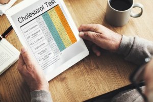 Memeriksa kolesterol normal pria.