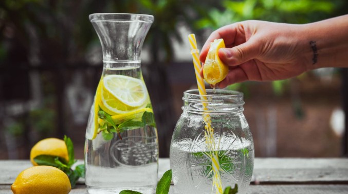Konsumsi air lemon untuk kesehatan.