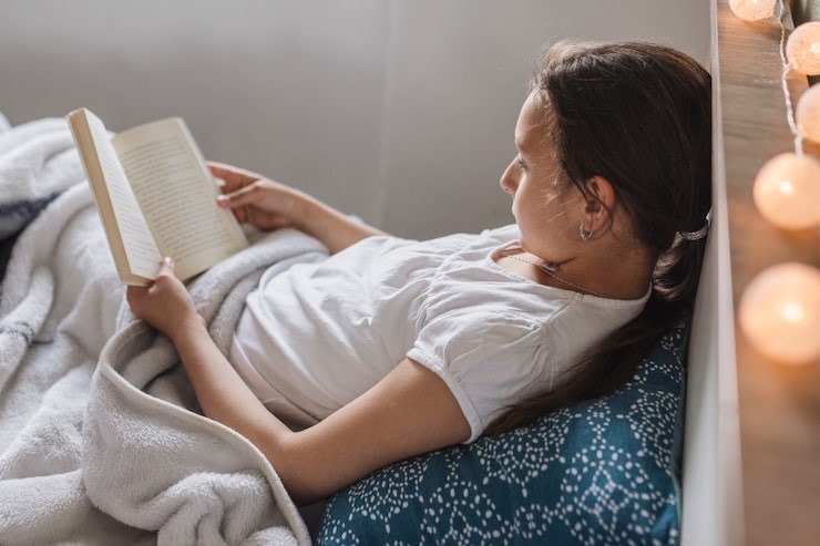 Membaca buku ringan membantu tidur nyenyak.