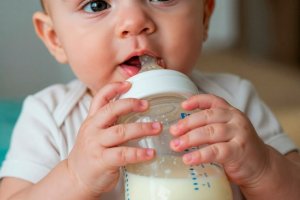 Bayi ketika minum susu formula.