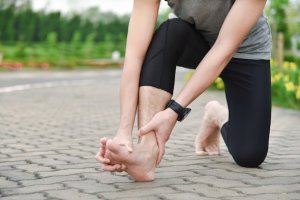 Ilustrasi kaki sakit setelah olahraga.