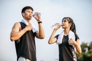 Minum air dapat menjaga hidrasi saat musim kemarau.