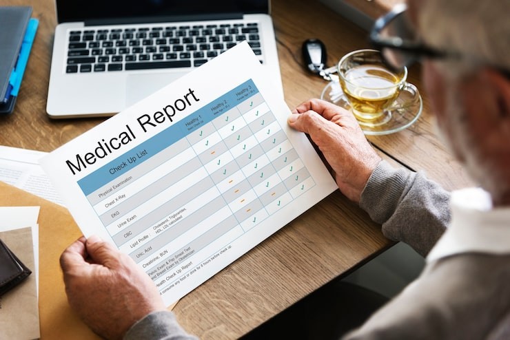 Bekerja di bidang rekam medis.