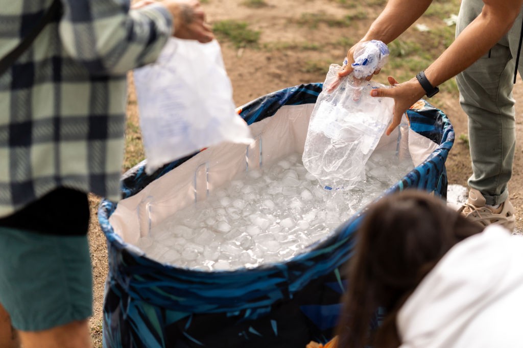 Mempersiapkan ice bath.