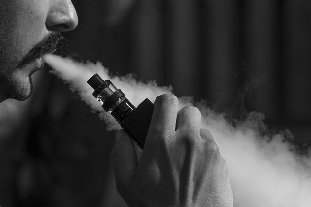 Menggunakan rokok elektrik.