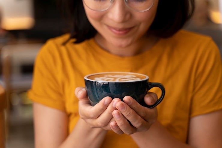 Minum kopi dapat mengurangi intensitas mata kedutan.