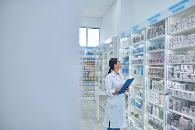 Salah satu tugas apoteker adalah terkait penggunaan obat yang tepat.