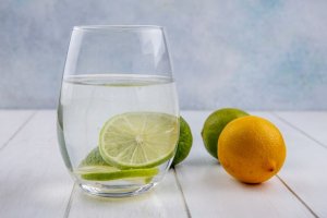 Ilustrasi air jeruk lemon.