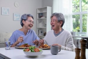 Lansia menjaga kesehatan dengan makanan sehat.