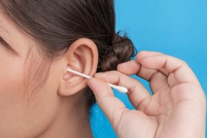 Menggunakan cotton bud untuk menjaga kesehatan telinga.