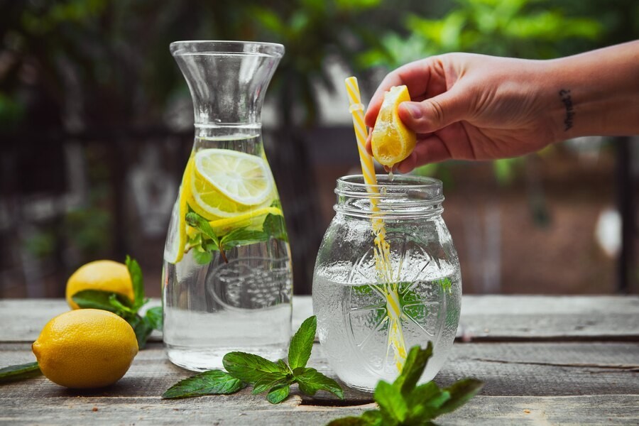 Air jeruk lemon memiliki banyak manfaat.