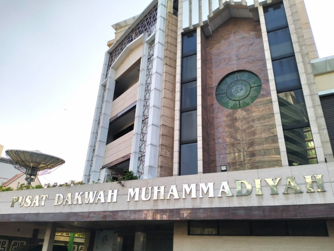 Gedung dengan logo Muhammadiyah.