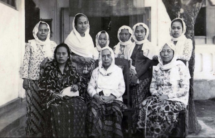 Nyai Ahmad Dahlan, berbaju putih duduk di tengah.