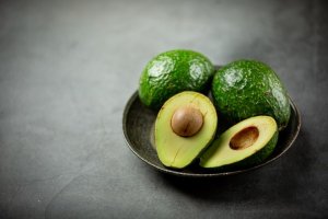 Buah alpukat dapat membantu tambah berat badan.