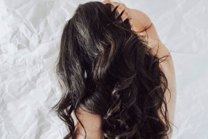 Ilustrasi kulit kepala dengan rambut berminyak.