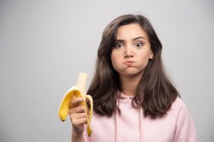 Ilustrasi makan pisang.