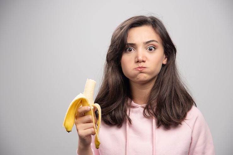 Ilustrasi makan pisang.