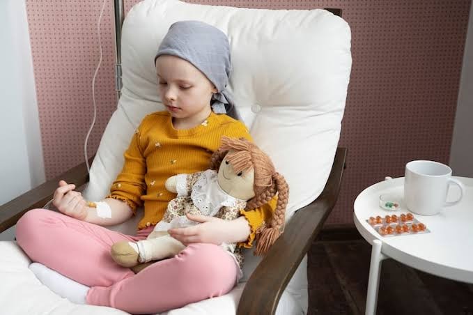 Seorang anak dirawat dan ciri-ciri leukimia.