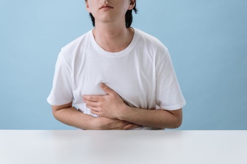 Gangguan pencernaan akibat terlalu banyak makan pisang.