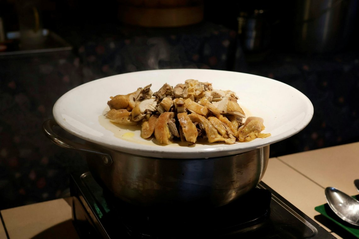 Memasak bahan protein hewani.